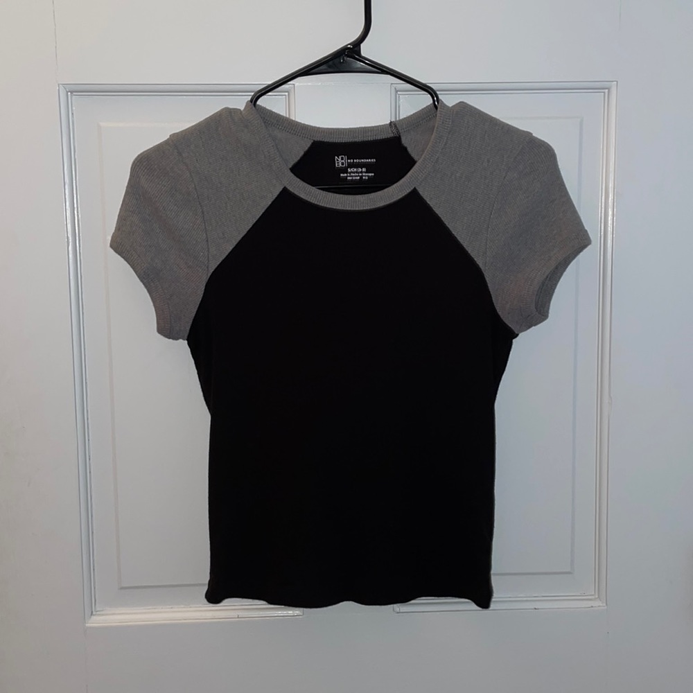 Trendy Cropped Black Baseball Tee